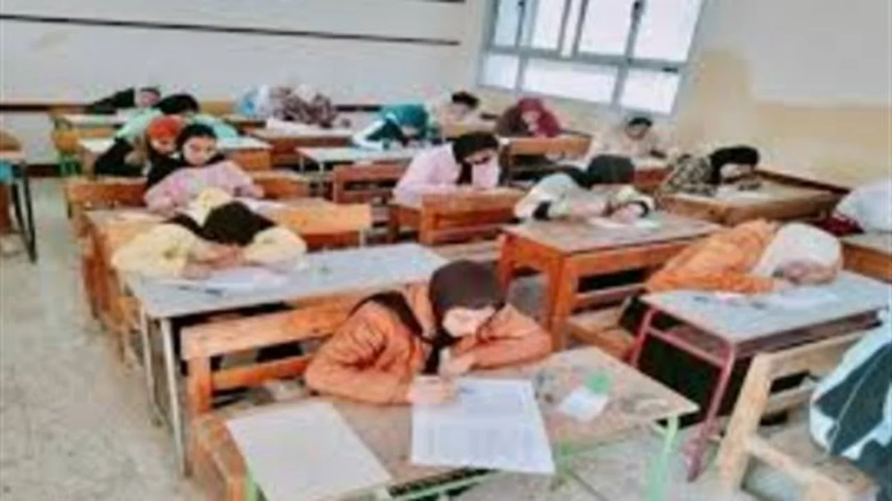 تأثير التقييمات الشهرية.. خبراء يحللون تداعيات تراكم الامتحانات على تحصيل الطلاب الدراسي